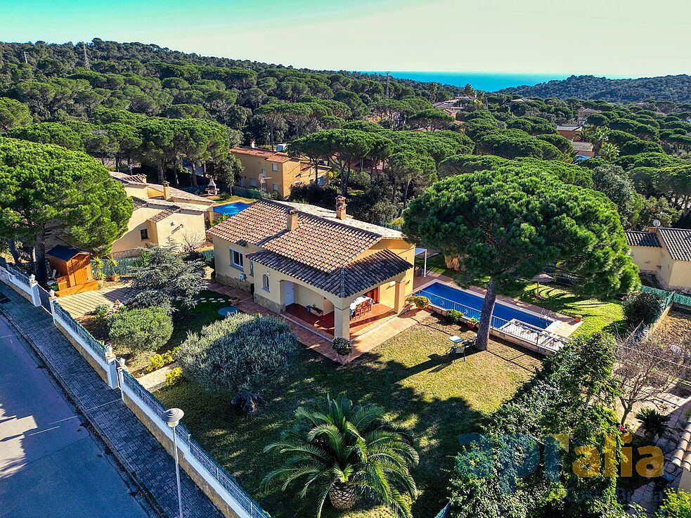 Villa en excellent état pour un style de vie tranquille à la fois proche de tous les services