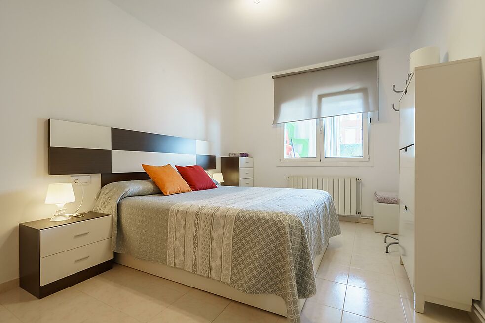 Impecable pis de tres habitacions amb gran terrassa a Palamós.