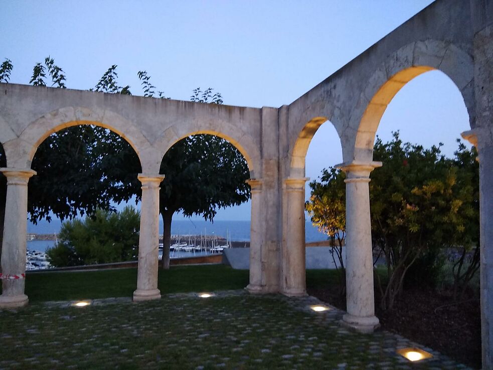 Terraced town house at only 100m. from the beach.