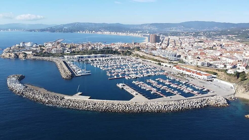 Terraced town house at only 100m. from the beach.