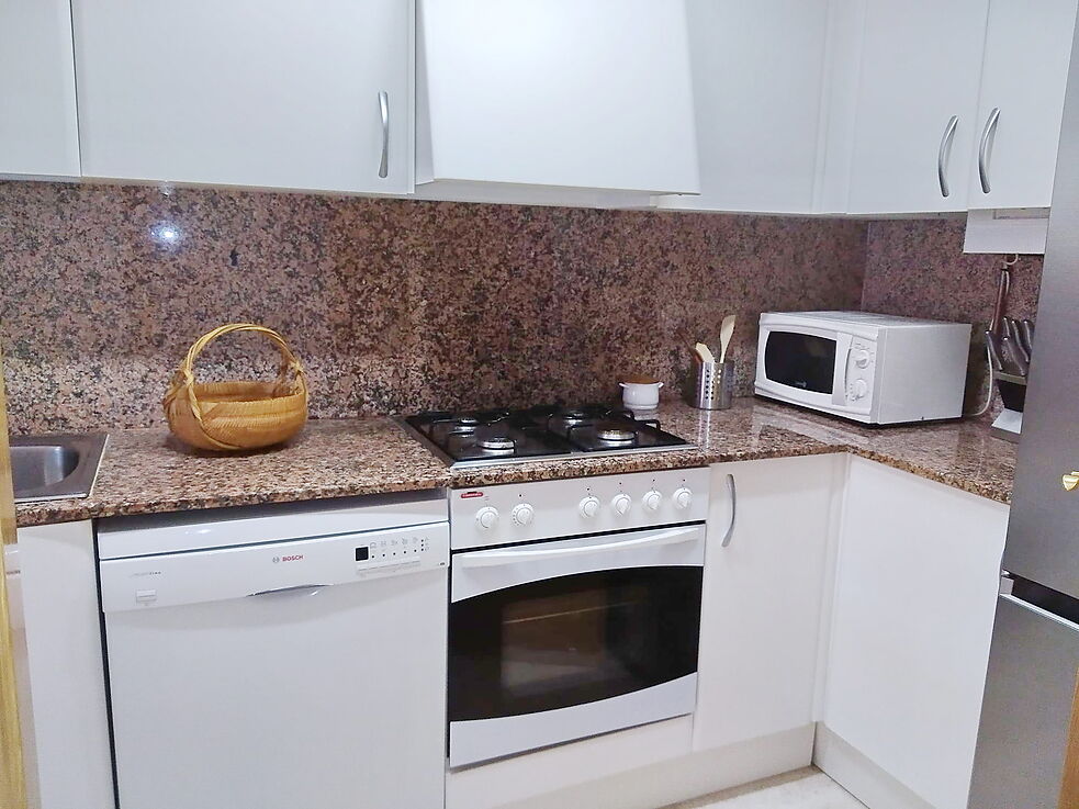 Apartament amb garatge privat a pocs metres de la platja