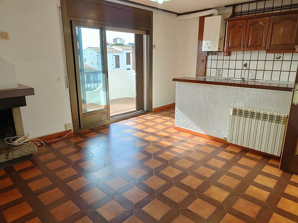 Agréable appartement avec grande terrasse, cheminée et chauffage central.