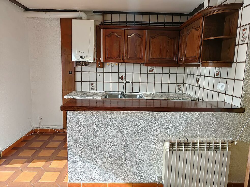 Agréable appartement avec grande terrasse, cheminée et chauffage central.