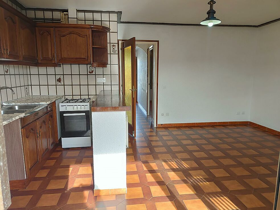 Agréable appartement avec grande terrasse, cheminée et chauffage central.