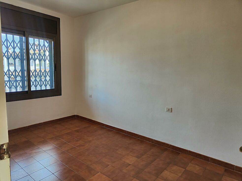 Agréable appartement avec grande terrasse, cheminée et chauffage central.