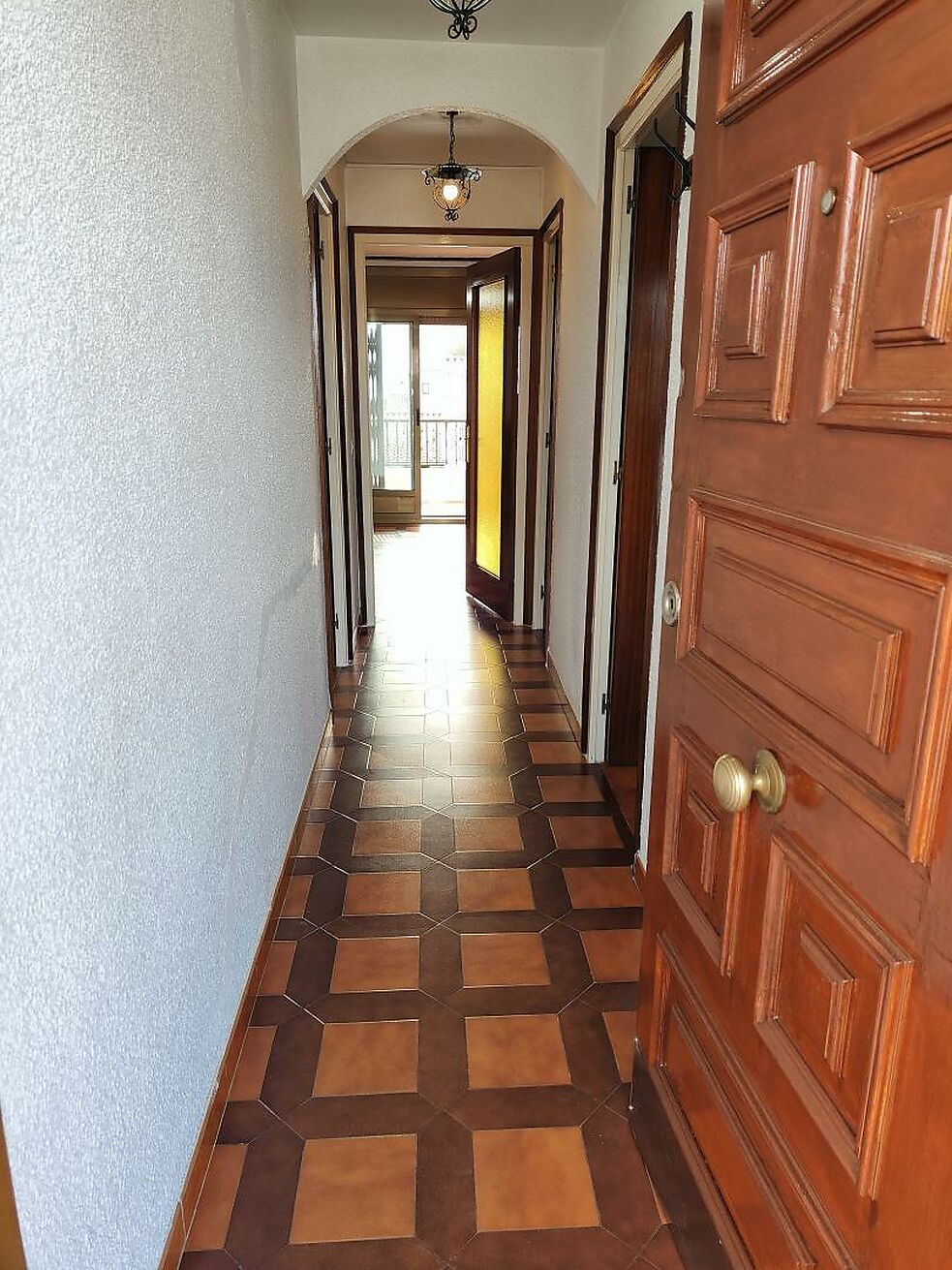 Agréable appartement avec grande terrasse, cheminée et chauffage central.