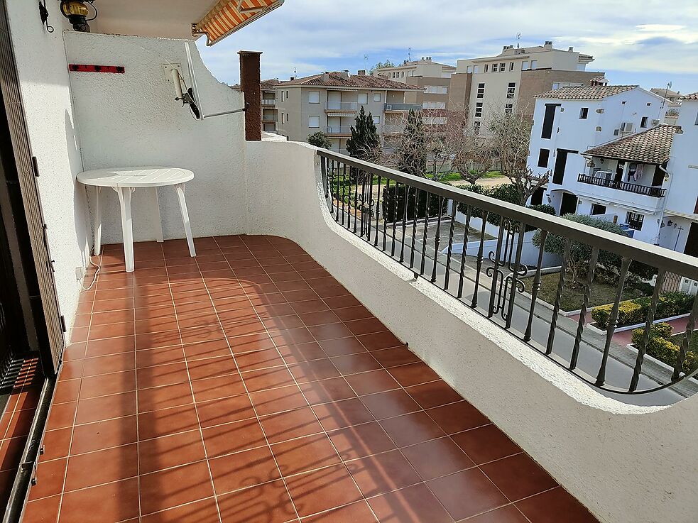 Cosy apartment with spacious terrace, fireplace and central heating.