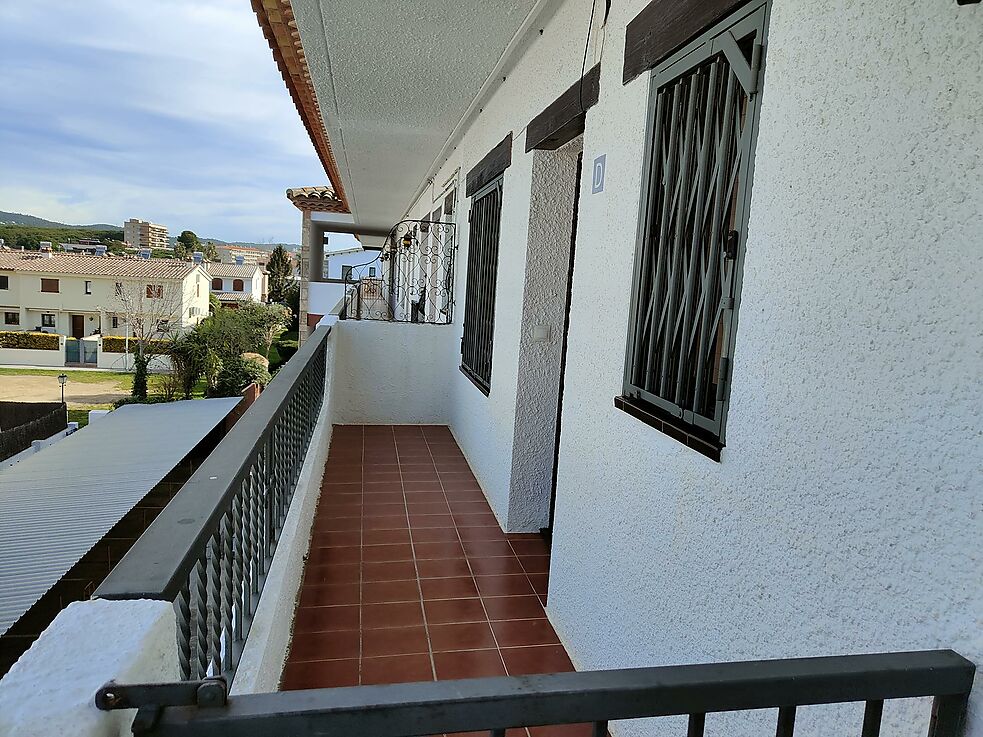 Agréable appartement avec grande terrasse, cheminée et chauffage central.