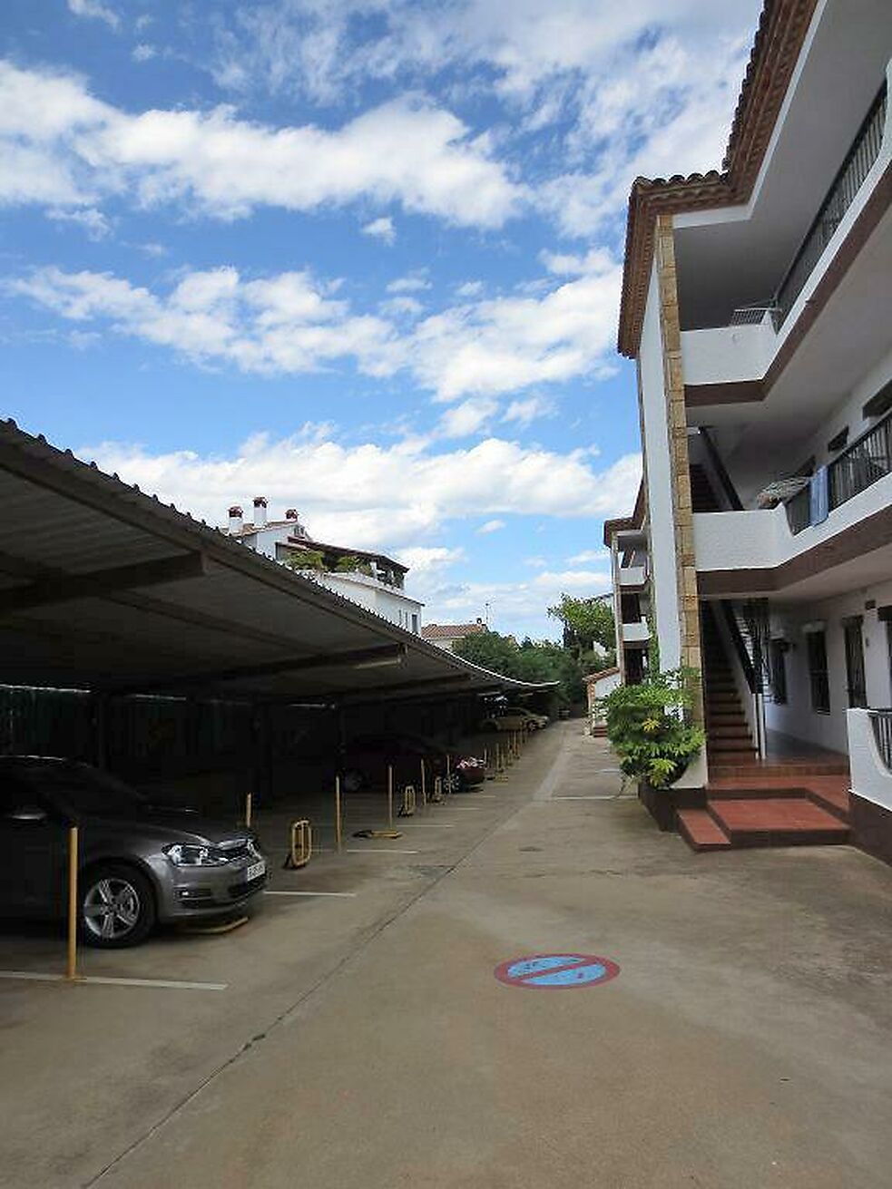 Agréable appartement avec grande terrasse, cheminée et chauffage central.