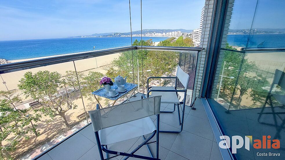 Apartment on sale at the seafront in Palamós