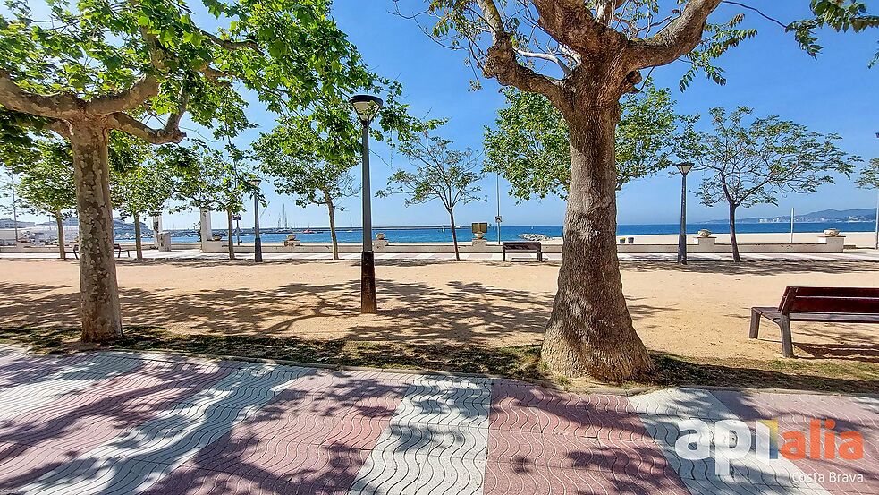 Apartment on sale at the seafront in Palamós