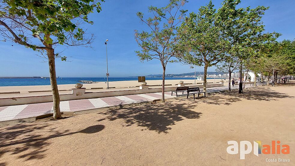 Apartment on sale at the seafront in Palamós