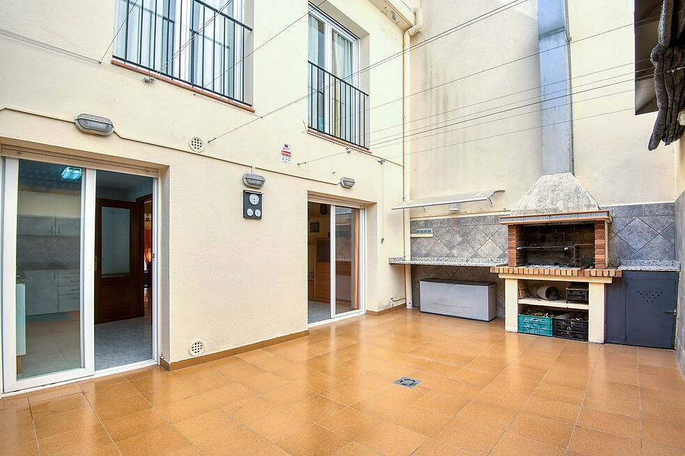 GRAN CASA PAREDADA AL CENTRE DEL POBLE