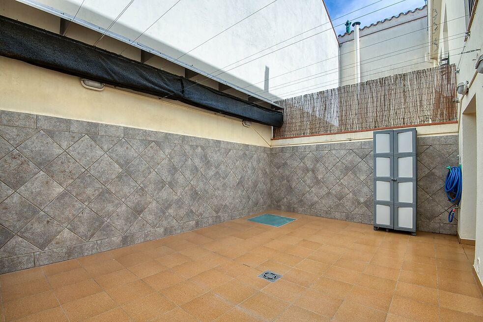 GRAN CASA PAREDADA AL CENTRE DEL POBLE