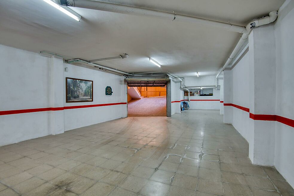 GRAN CASA PAREDADA AL CENTRE DEL POBLE