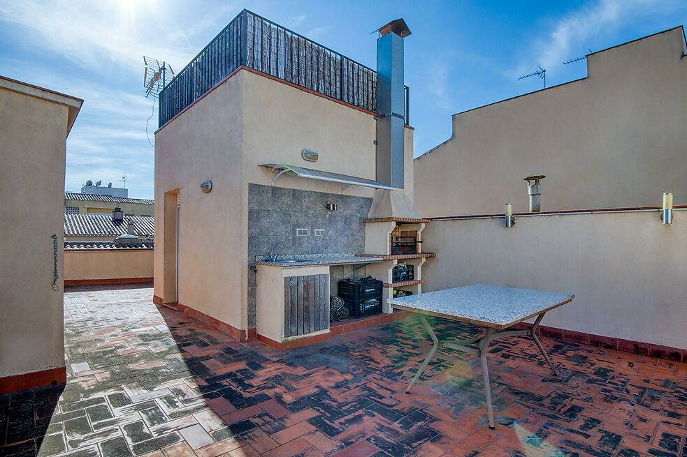 GRAN CASA PAREDADA AL CENTRE DEL POBLE