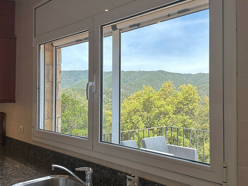 Fantástica casa espaciosa con mucha privacidad en la naturaleza, 4 dormitorios, piscina y vistas impresionantes a las montañas.