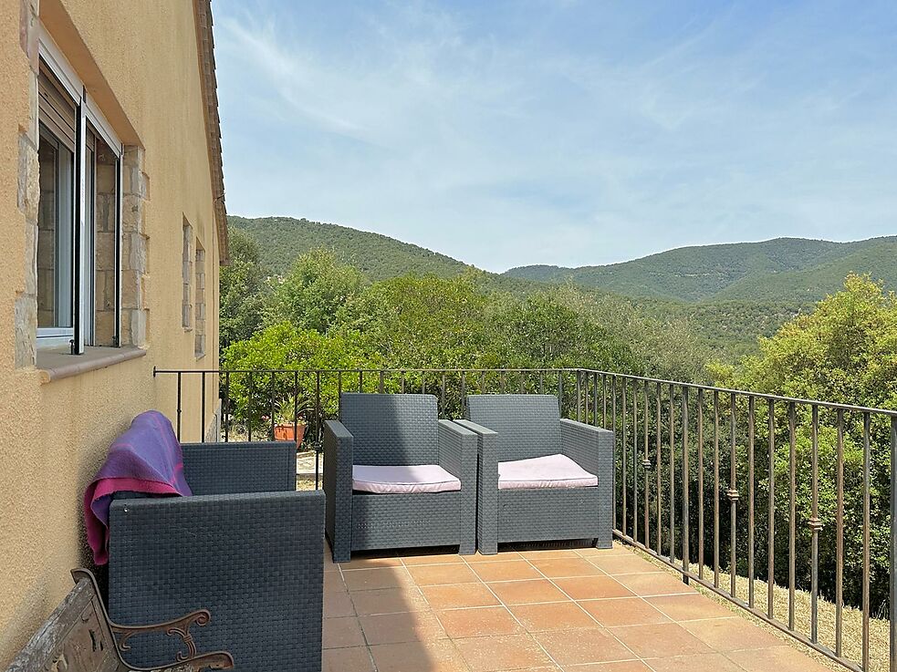 Fantástica casa espaciosa con mucha privacidad en la naturaleza, 4 dormitorios, piscina y vistas impresionantes a las montañas.