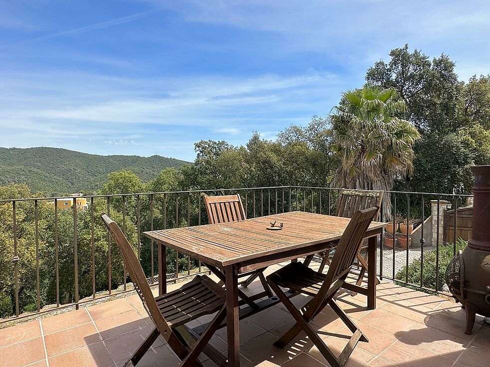 Fantástica casa espaciosa con mucha privacidad en la naturaleza, 4 dormitorios, piscina y vistas impresionantes a las montañas.