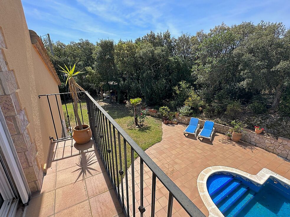 Fantástica casa espaciosa con mucha privacidad en la naturaleza, 4 dormitorios, piscina y vistas impresionantes a las montañas.