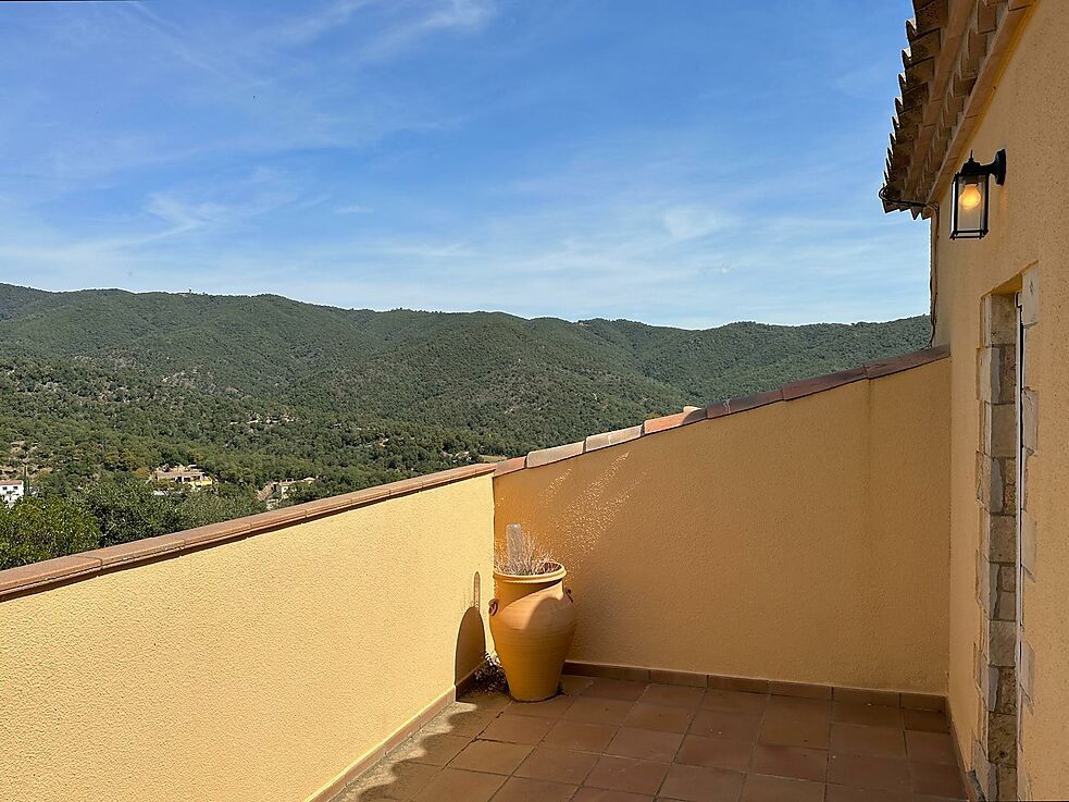Fantástica casa espaciosa con mucha privacidad en la naturaleza, 4 dormitorios, piscina y vistas impresionantes a las montañas.