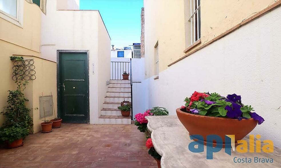 Discover the charm and tranquility of the Costa Brava in our beautiful town house in San Feliu de Guíxols.