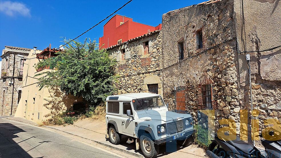 A ruin with excellent potential in the centre of Calonge