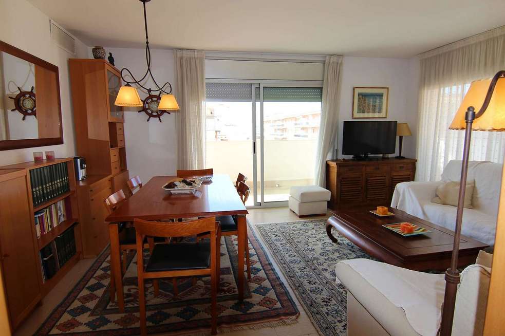 Apartment with swimming pool only 100m from the beach