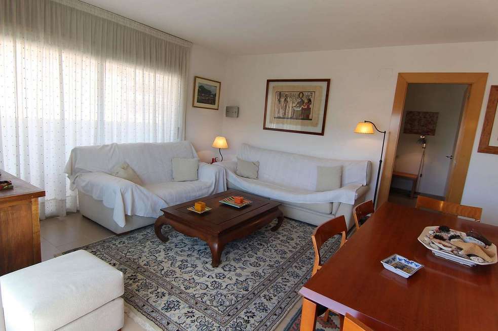 Apartment with swimming pool only 100m from the beach