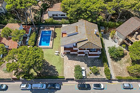 HUGE HOUSE IN PALS ON THE FIRST LINE OF THE SEA, ELEVATOR AND POOL.