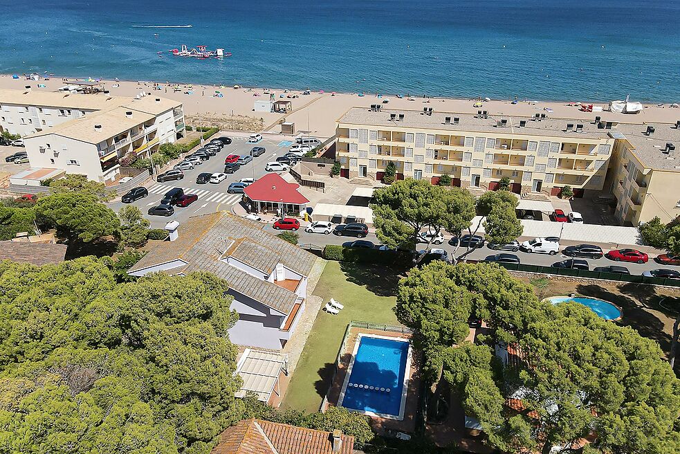 ENORME CASA A PALS EN PRIMERA LÍNIA DE MAR, ASCENSOR I PISCINA.