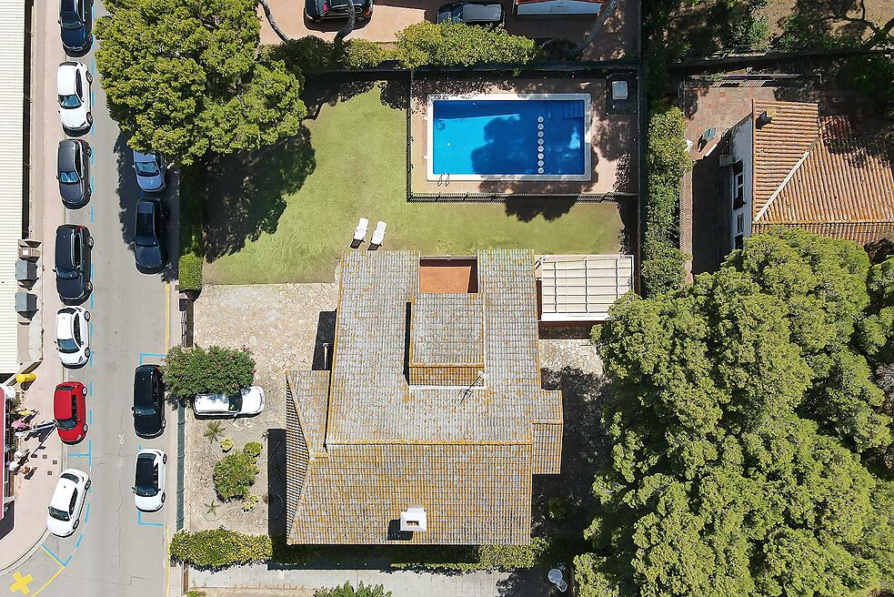 ENORME CASA A PALS EN PRIMERA LÍNIA DE MAR, ASCENSOR I PISCINA.