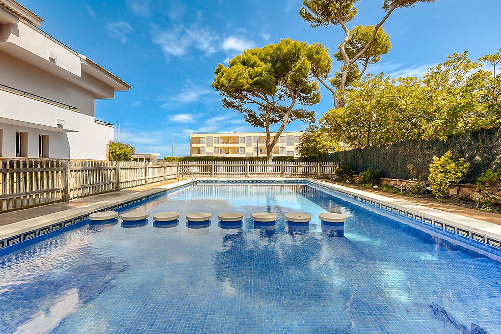 ENORME CASA A PALS EN PRIMERA LÍNIA DE MAR, ASCENSOR I PISCINA.