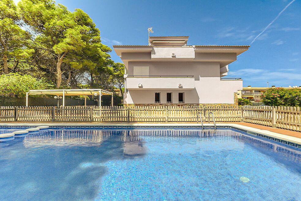 ENORME CASA A PALS EN PRIMERA LÍNIA DE MAR, ASCENSOR I PISCINA.