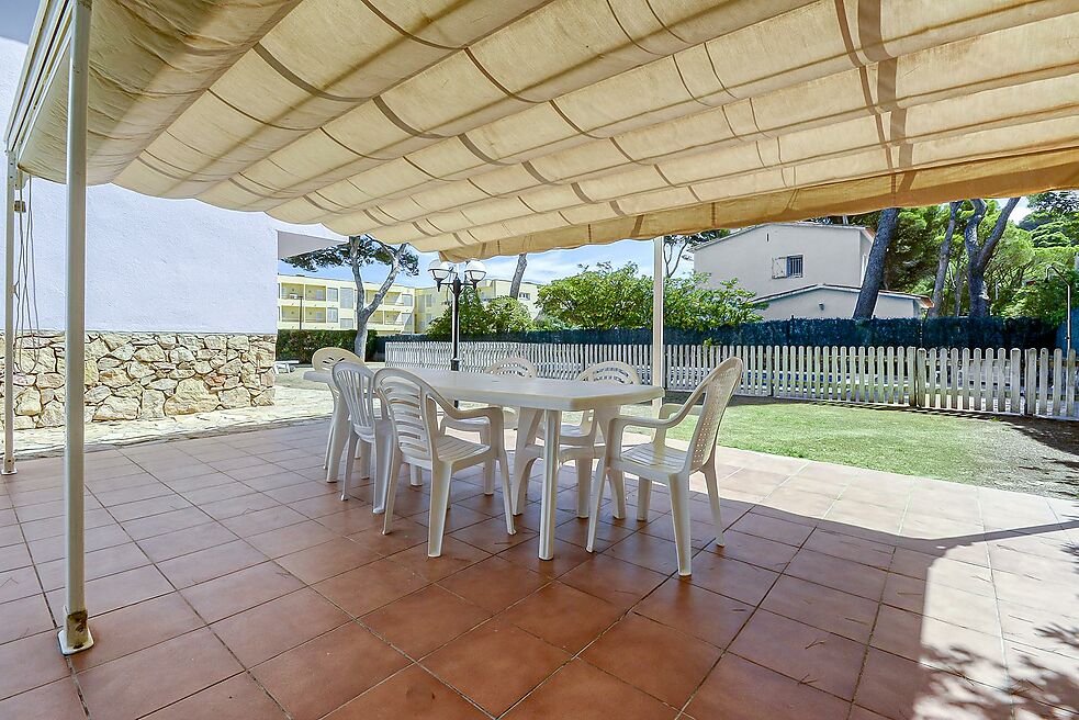 ENORME CASA A PALS EN PRIMERA LÍNIA DE MAR, ASCENSOR I PISCINA.
