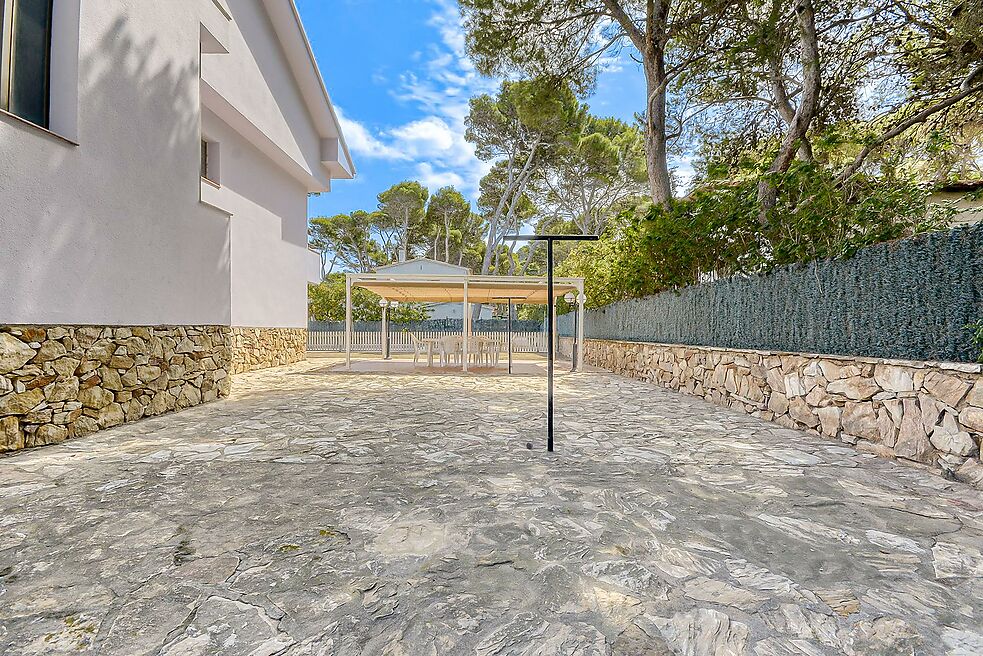 ENORME CASA A PALS EN PRIMERA LÍNIA DE MAR, ASCENSOR I PISCINA.