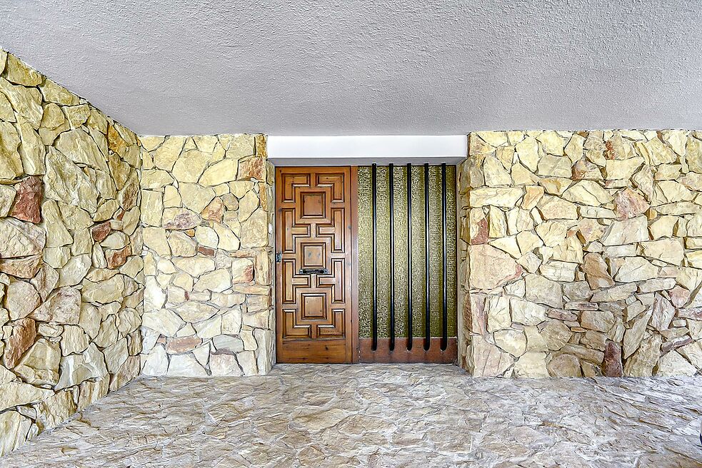 ENORME CASA A PALS EN PRIMERA LÍNIA DE MAR, ASCENSOR I PISCINA.