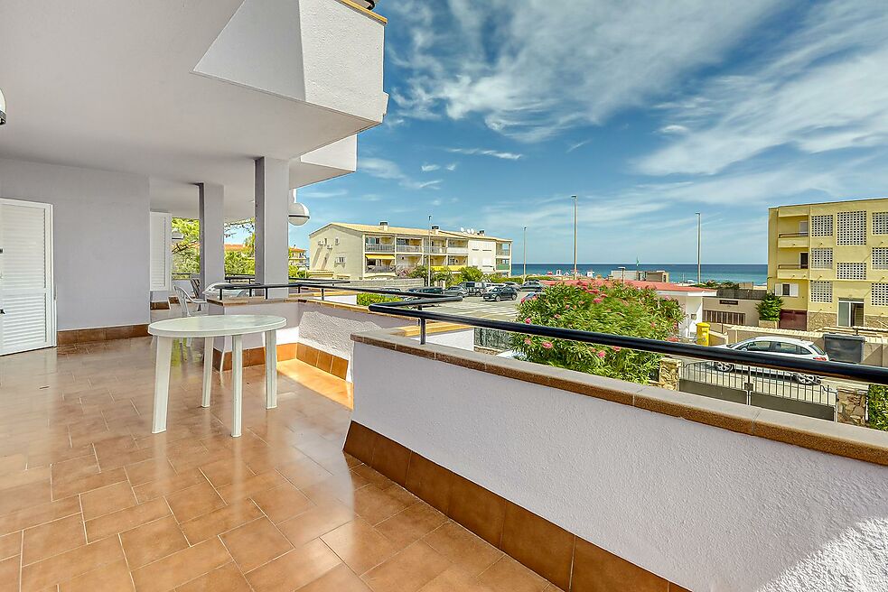 ENORME CASA A PALS EN PRIMERA LÍNIA DE MAR, ASCENSOR I PISCINA.