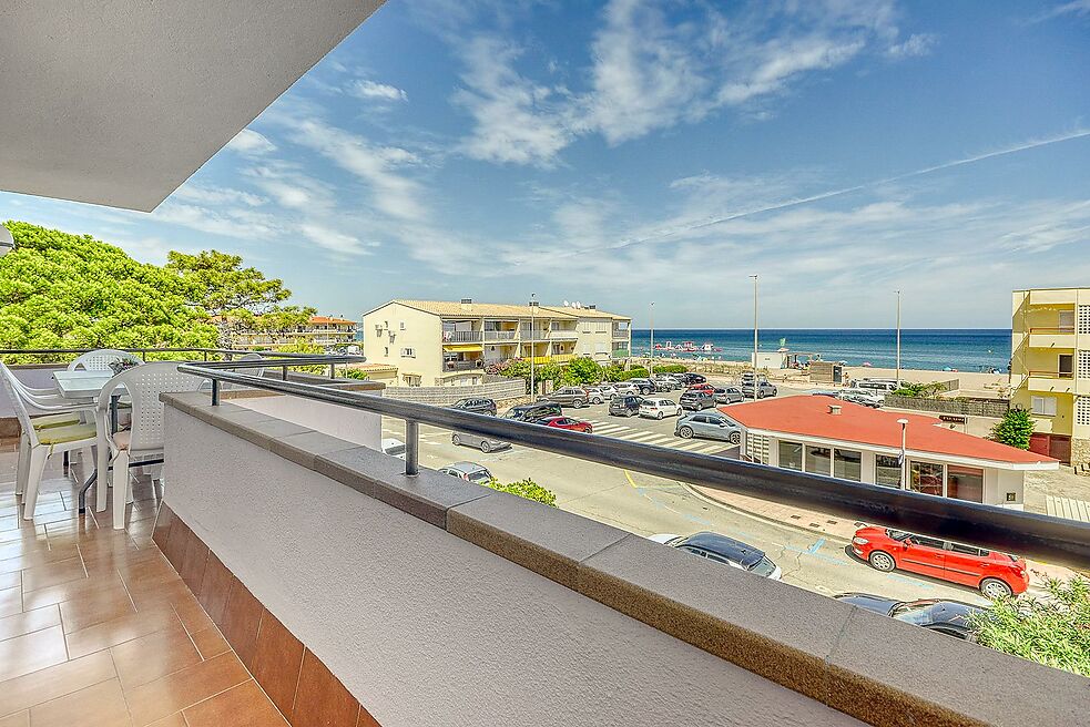 ENORME CASA A PALS EN PRIMERA LÍNIA DE MAR, ASCENSOR I PISCINA.