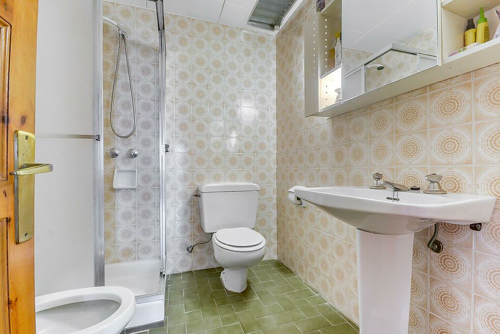 ENORME CASA A PALS EN PRIMERA LÍNIA DE MAR, ASCENSOR I PISCINA.