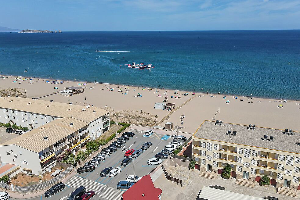 ENORME CASA A PALS EN PRIMERA LÍNIA DE MAR, ASCENSOR I PISCINA.