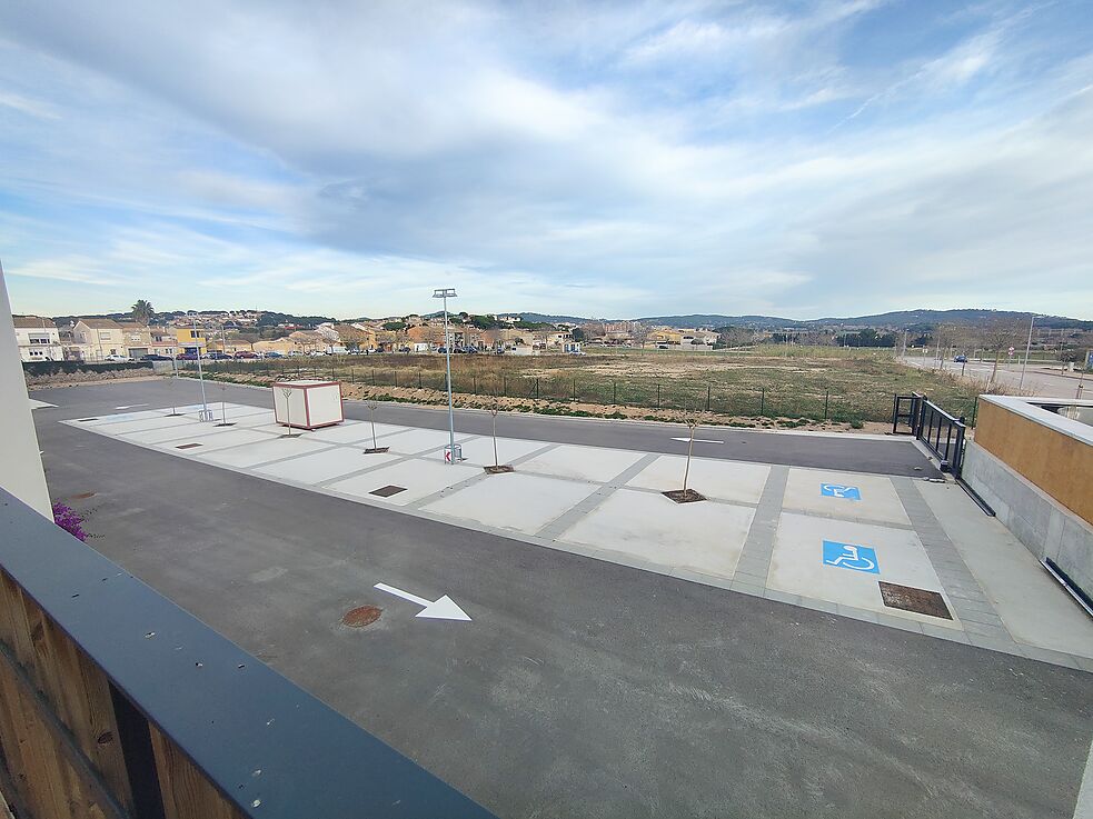 Industrial warehouses for sale in Mont-ras.