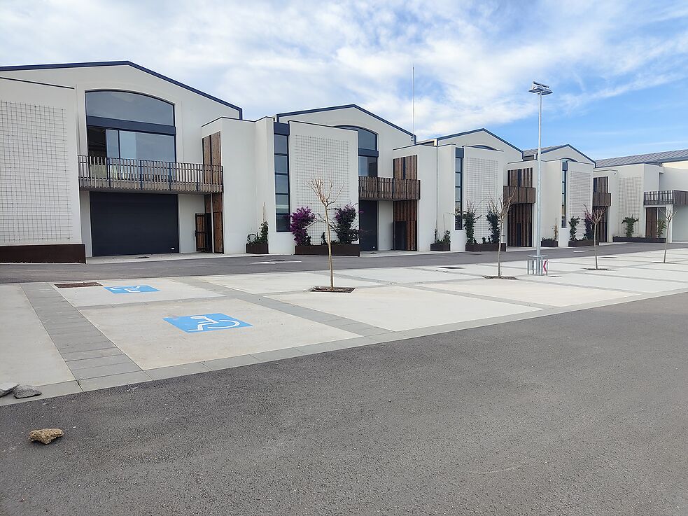 Industrial warehouses for sale in Mont-ras.