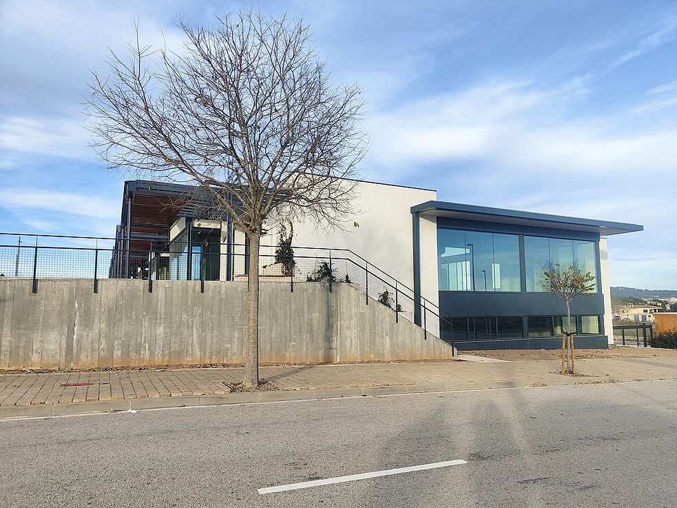 Industrial warehouses for sale in Mont-ras.