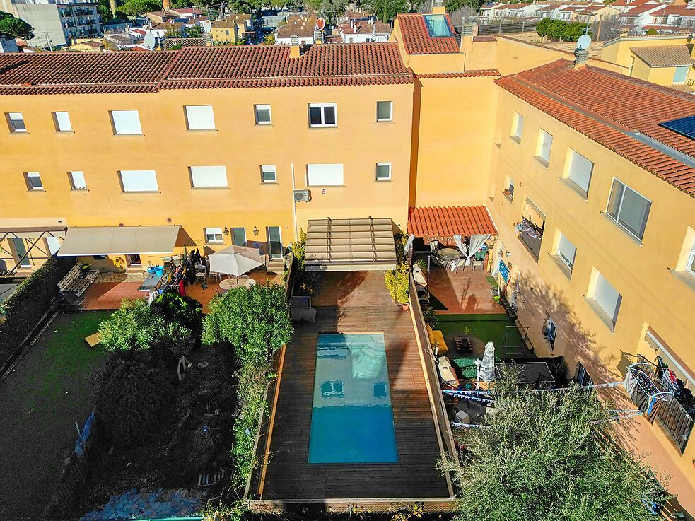 Casa adossada amb piscina al centre de Santa Cristina d'Aro.
