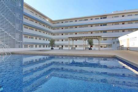 Apartament amb piscina comunitària a pocs metres de la platja.