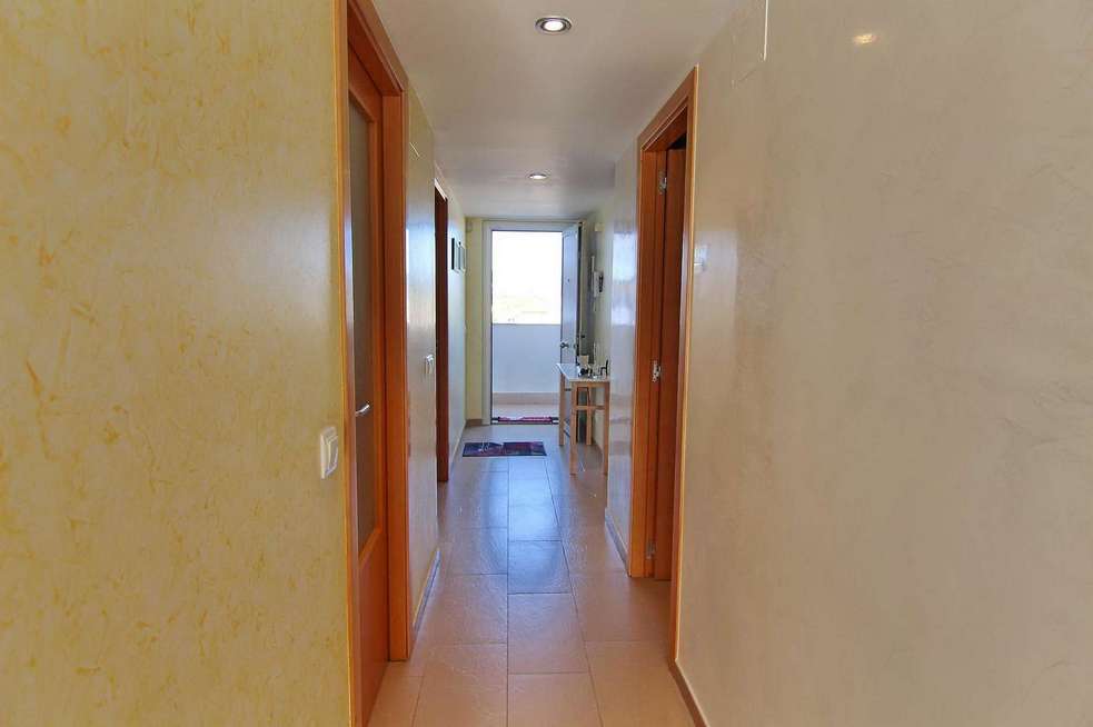Apartament amb piscina comunitària a pocs metres de la platja.