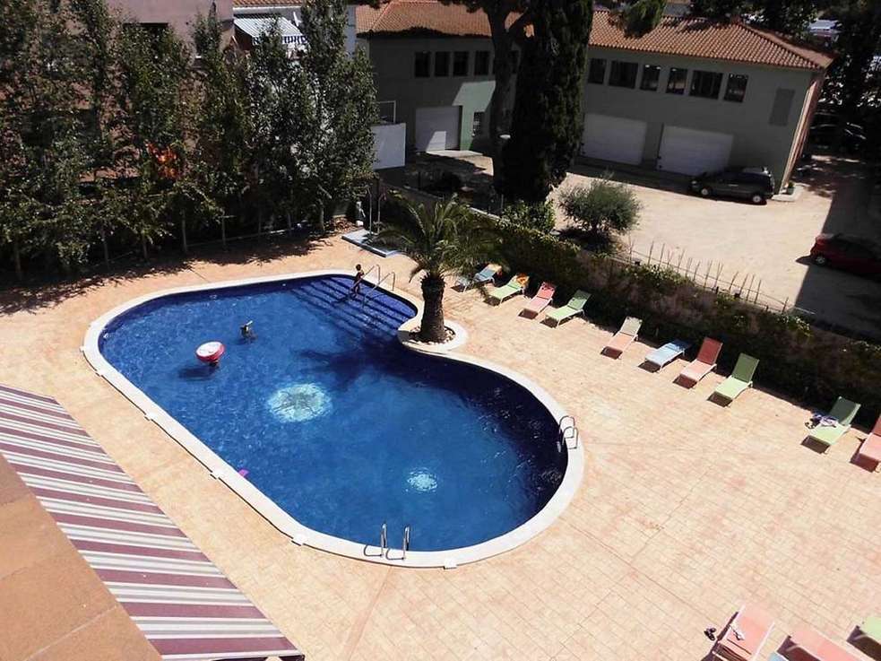 .Appartement de 3 chambres et jardin communautaire avec piscine et place stationnement à Santa Cristina.