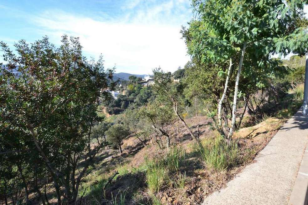 Beau terrain dans le haut de l'urbanisation.