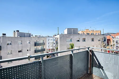 Pis llumin&oacute;s amb p&agrave;rquing a zona alta.- Sant Feliu de Gu&iacute;xols